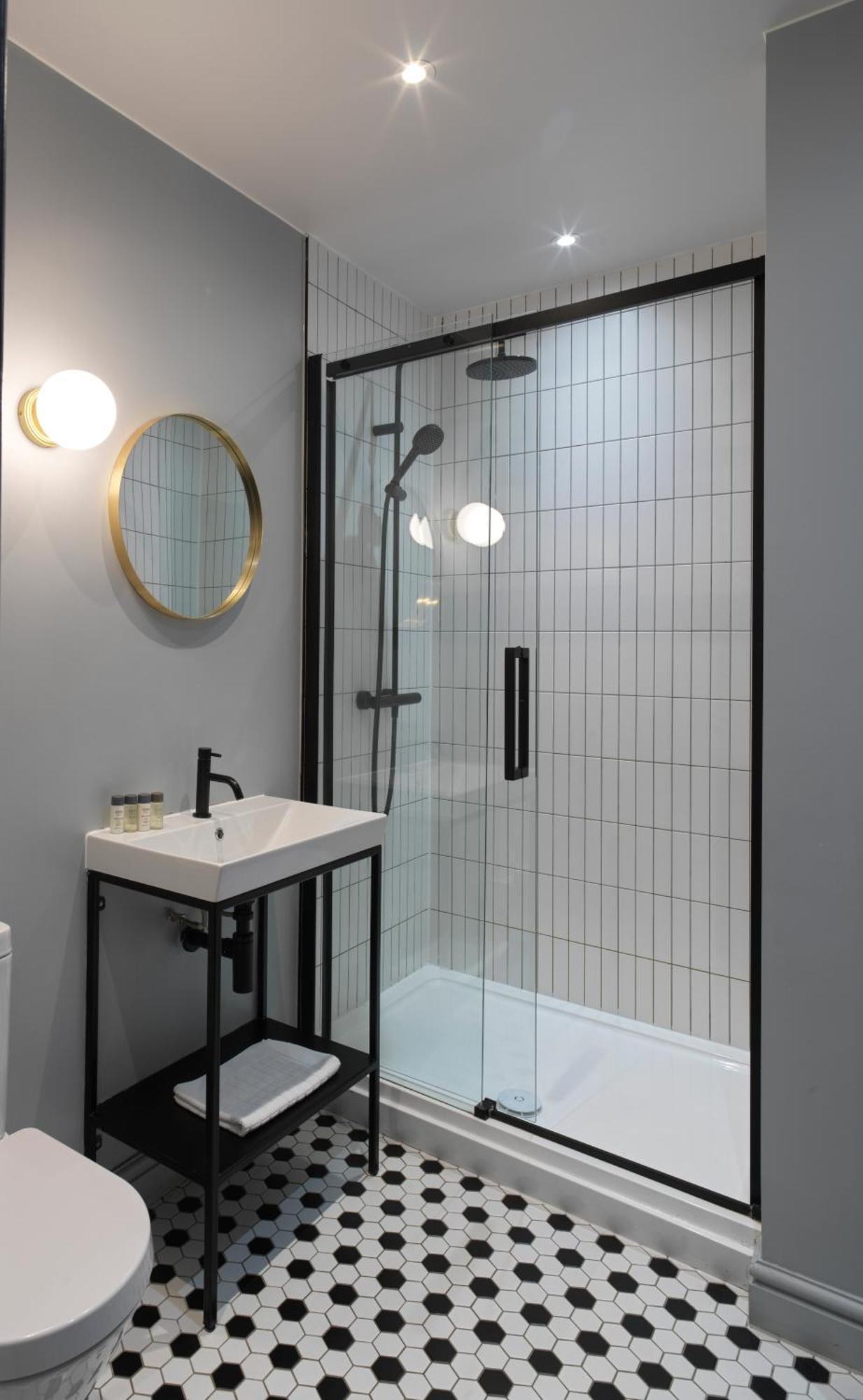Aparthotel Hy Lytham St Anne'S Lytham St Annes Esterno foto A shower cubicle