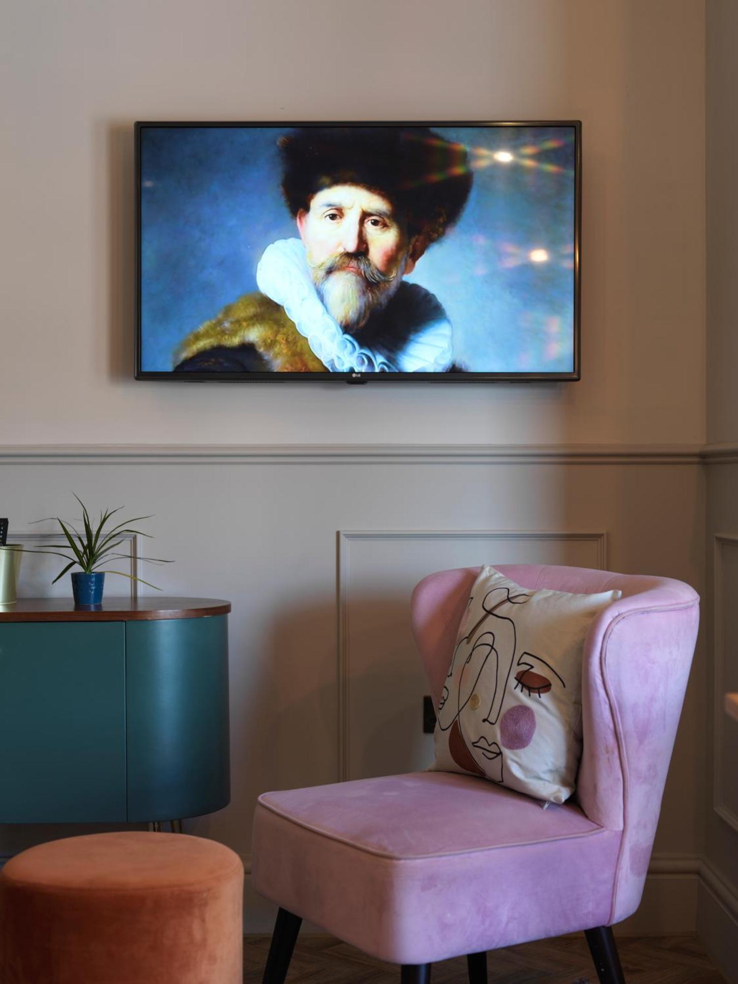 Aparthotel Hy Lytham St Anne'S Lytham St Annes Esterno foto A television set in a hotel room