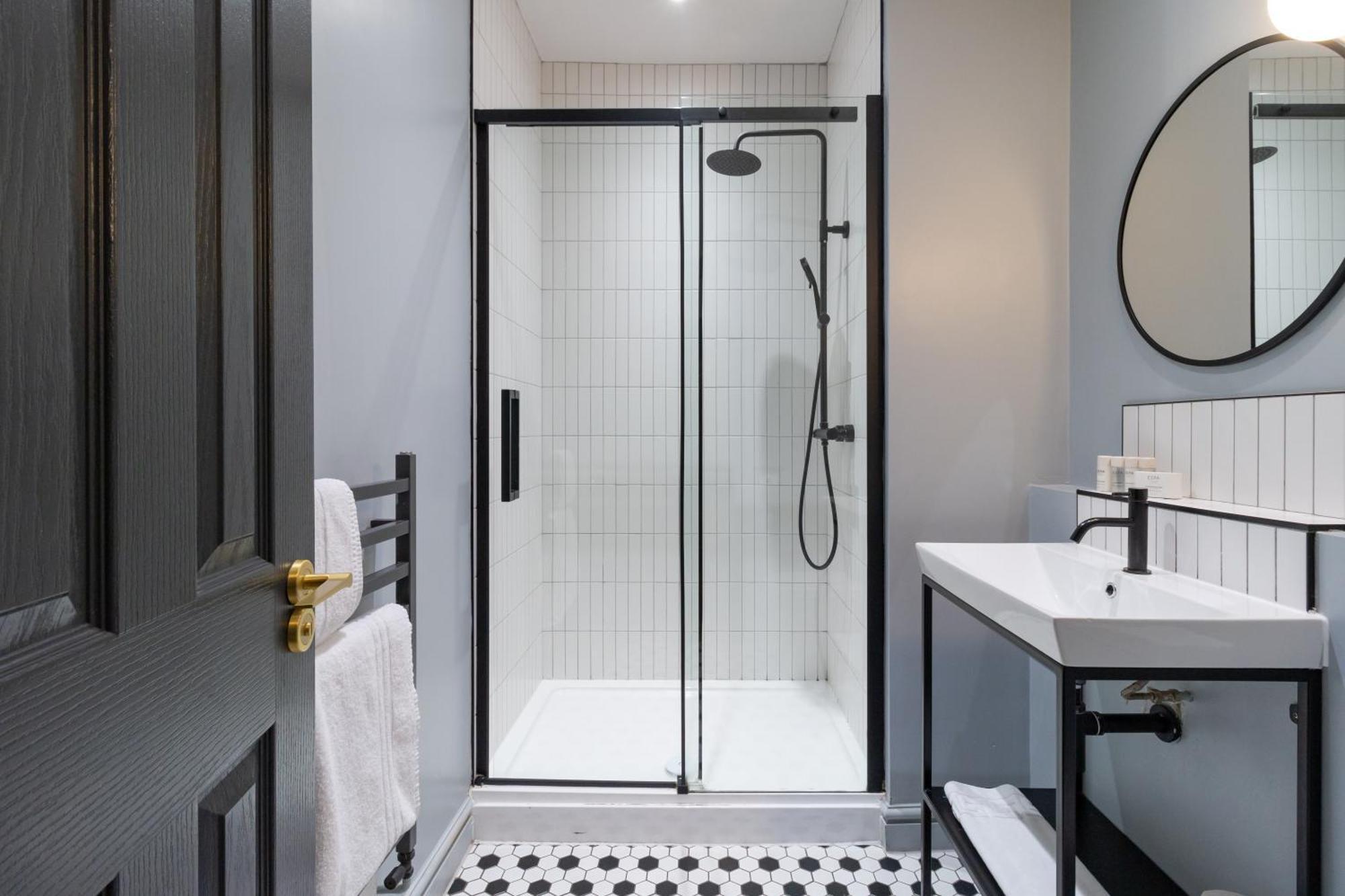 Aparthotel Hy Lytham St Anne'S Lytham St Annes Esterno foto A shower enclosure