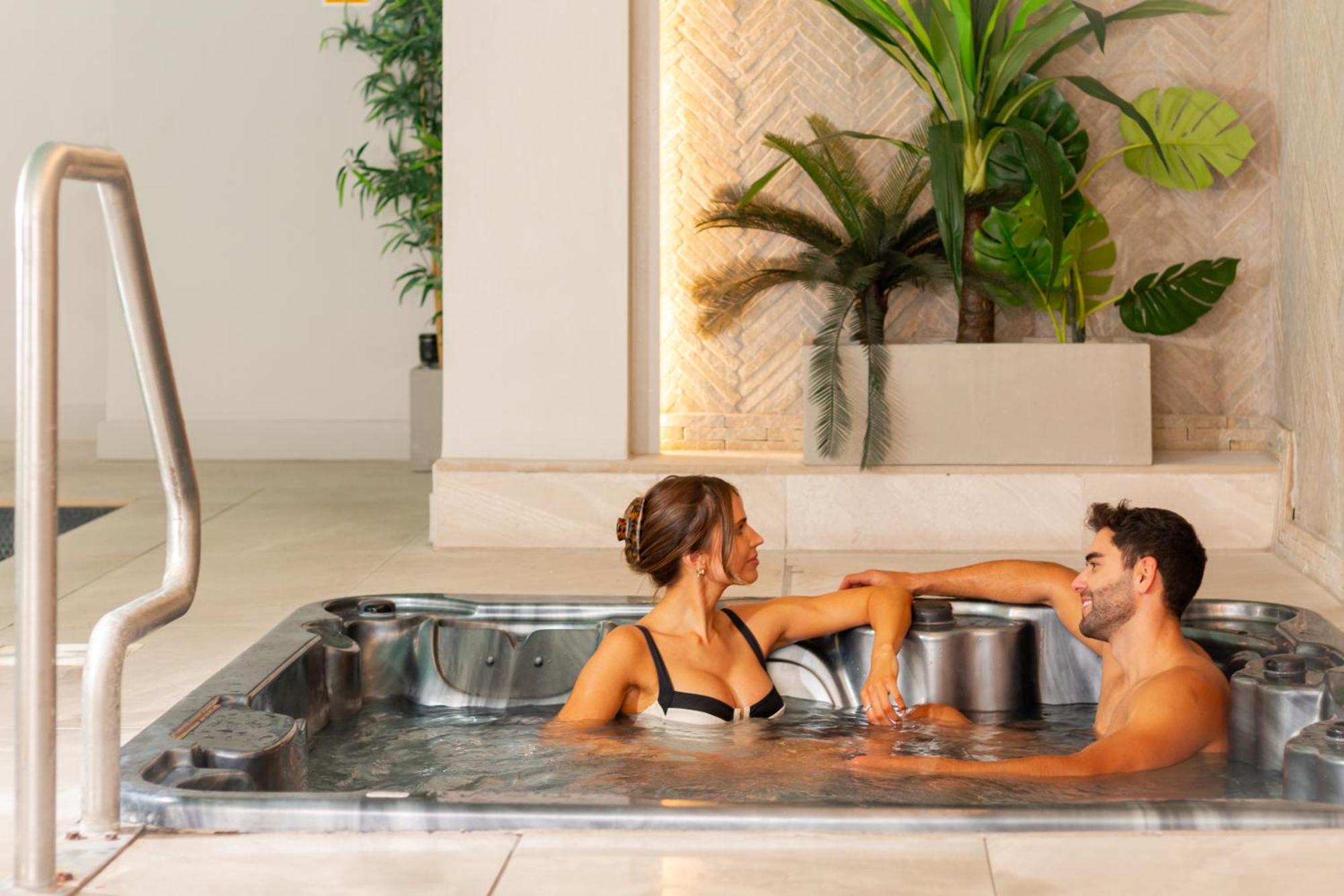 Aparthotel Hy Lytham St Anne'S Lytham St Annes Esterno foto A couple in a spa