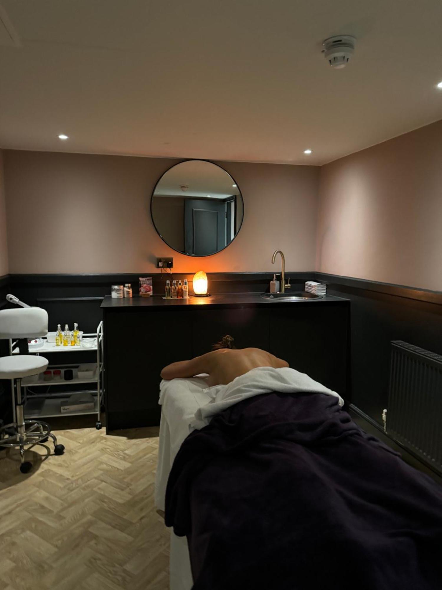 Aparthotel Hy Lytham St Anne'S Lytham St Annes Esterno foto A massage in progress