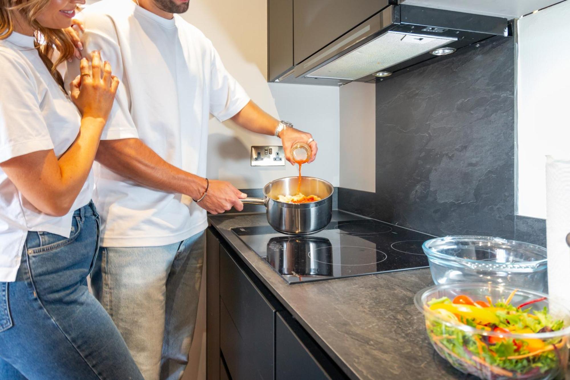 Aparthotel Hy Lytham St Anne'S Lytham St Annes Esterno foto A couple cooking together