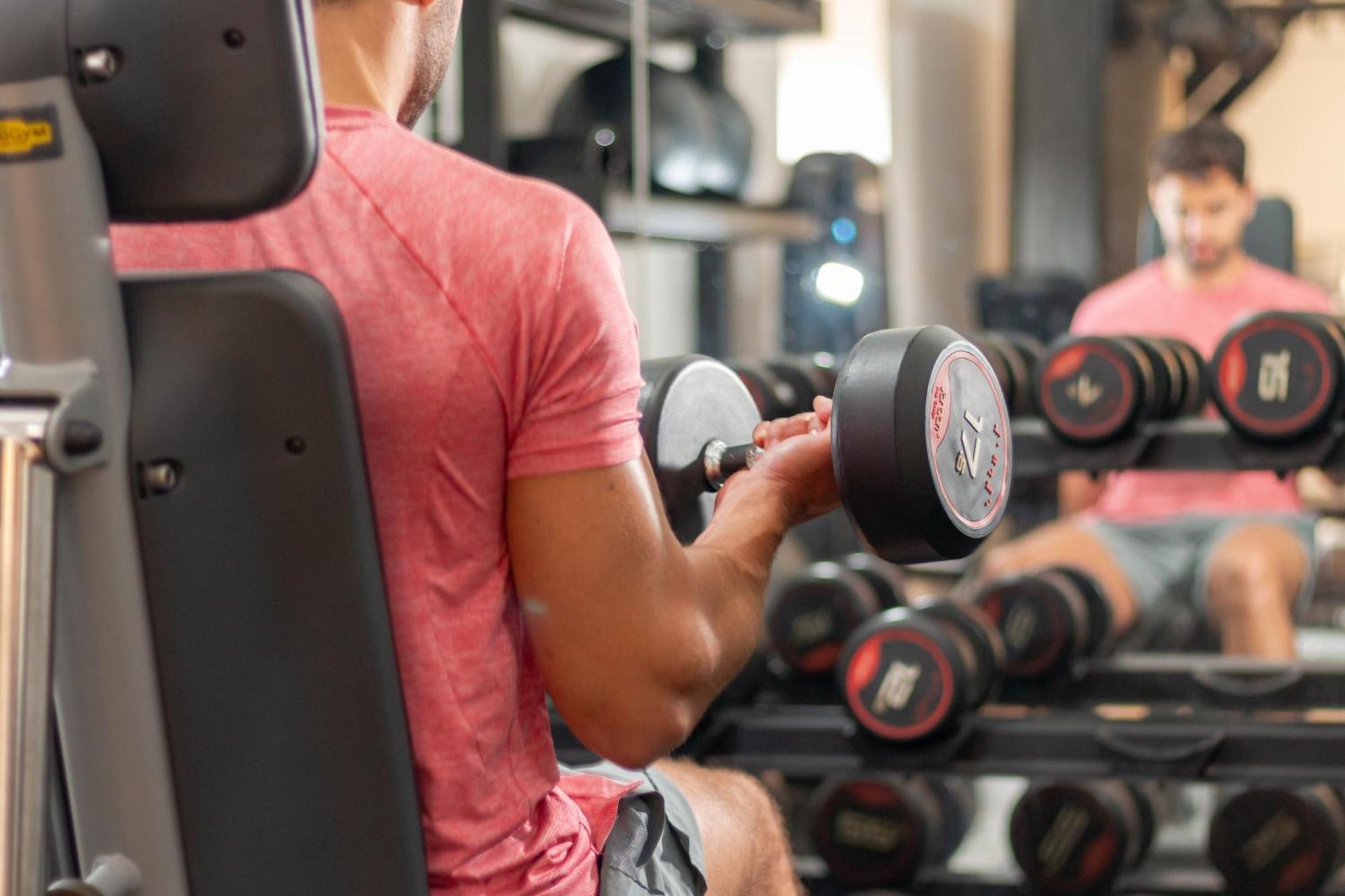 Aparthotel Hy Lytham St Anne'S Lytham St Annes Esterno foto A man lifting weights
